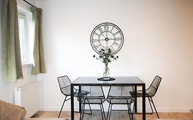 City Apartment By The Castle, Free Parking.